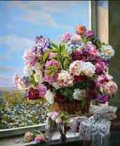 Большой букет пионов в корзине на окне