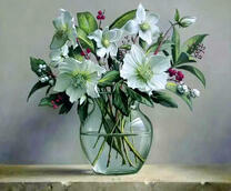 Белые цветы в прозрачной вазе