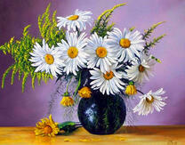 Ромашки в темно-синей вазе