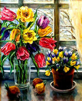 Желтые и красные тюльпаны на окне