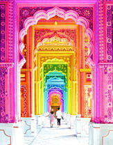 Пара идет под арочным сводом