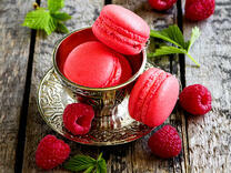 Макаруны с малиной и зеленью