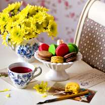 Чай, макаруны и букет цветов