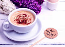 Латте и ветки сирени на столе