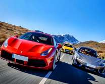 Три дорогих автомобиля на горной трассе