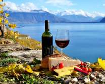 Вино с сыром на фоне горного озера