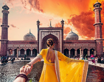 Девушка на фоне Тадж-Махала