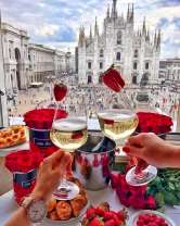 Завтрак с цветами, шампанским и клубникой