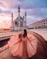 Девушка на фоне мечети Кул-Шариф