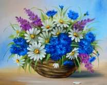 Красивый букет с полевыми цветами в корзине