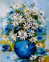 Белые ромашки в голубой вазе