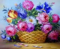 Плетёная корзинка с розами, ромашками и пионами