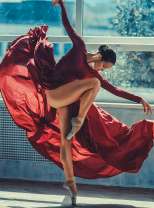 Тренировка балерины в красном платье