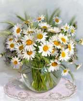 Букет ромашек в круглой вазе