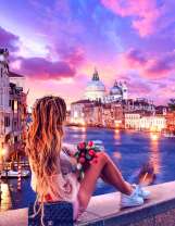 Девушка на мосту вечерней Венеции