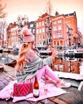 Пикник у воды с видом на осенний город