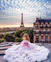 Девушка в роскошном платье на крыше парижского дома