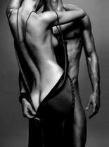 Обнаженный мужчина и девушка в черном платье