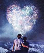 Влюбленные смотрят на салют в виде сердца