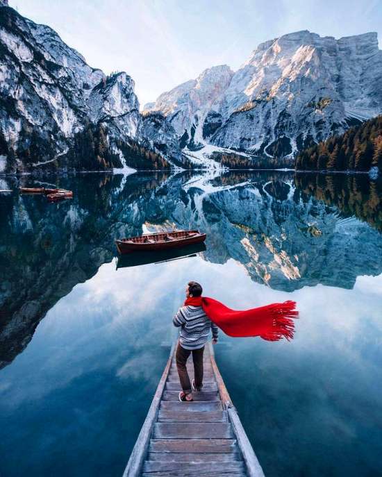 Картина по номерам 40x50 Мужчина на озере Брайес в Италии