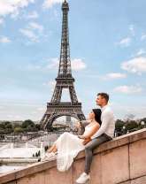 Романтическая пара на фоне Эйфелевой башни