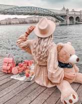 Девушка с цветами и медвежонком на набережной