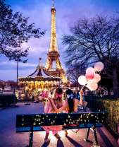 Подружки с шариками в Париже