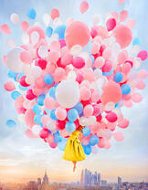 Девушка летит на воздушных шарах