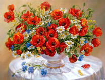 Маки, ромашки и васильки в белой вазе