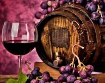 Красное вино, виноград и бочка