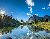 Зеркальное отражение неба в горном озере