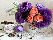 Зёрна кофе и букетик роз