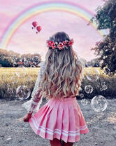 Девушка под радугой в веночке из цветов