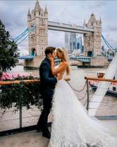 Свадебный поцелуй на фоне Тауэрского моста