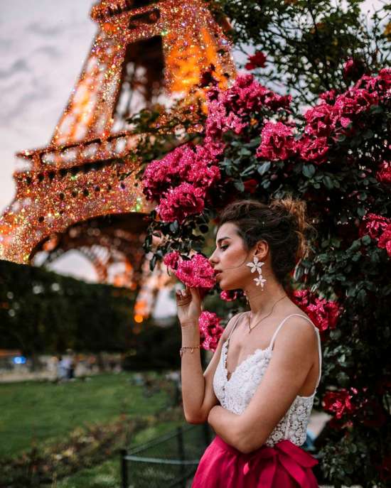 Картина по номерам 40x50 Девушка у цветущего куста роз. Париж