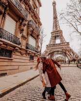 Поцелуй в Париже осенью