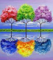 Три дерева с яркими кронами и их отражения