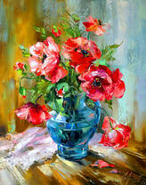 Прозрачный кувшин с букетом маков