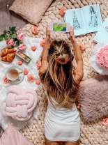 Девушка с розами и сладостями на полу