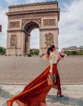 Девушка с длинной юбкой у Триумфальной арки