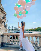 Девушка с воздушными шарами в белом платье