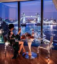 Ужин в кафе на фоне Тауэрского моста