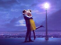 Поцелуй под фонарем в ночном городе