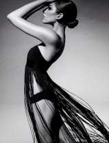 Девушка в оригинальном черном купальнике