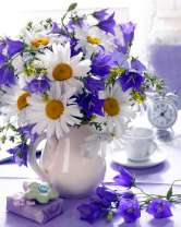 Букетик колокольчиков и ромашек в белом кувшине