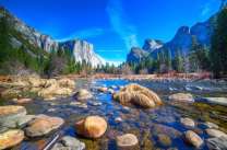 Камни на берегу горной реки