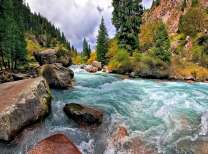 Бурные пороги в горном ущелье