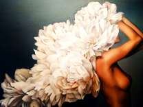 Обнаженная девушка и шлейф с цветов