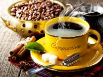 Желтая чашечка со свежим кофе