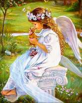 Ангелочек с рыжим котёнком в саду